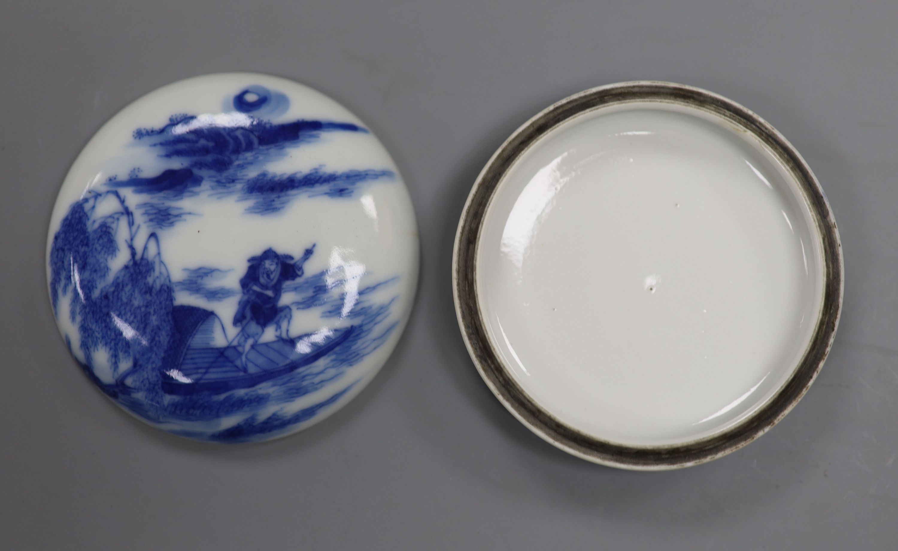 A late 19th century Chinese blue and white seal paste box, diameter 8.5cm, apocryphal Qianlong mark